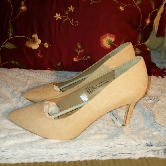 Sold**Womens Honey Beige Heels - Picture 4 of 8